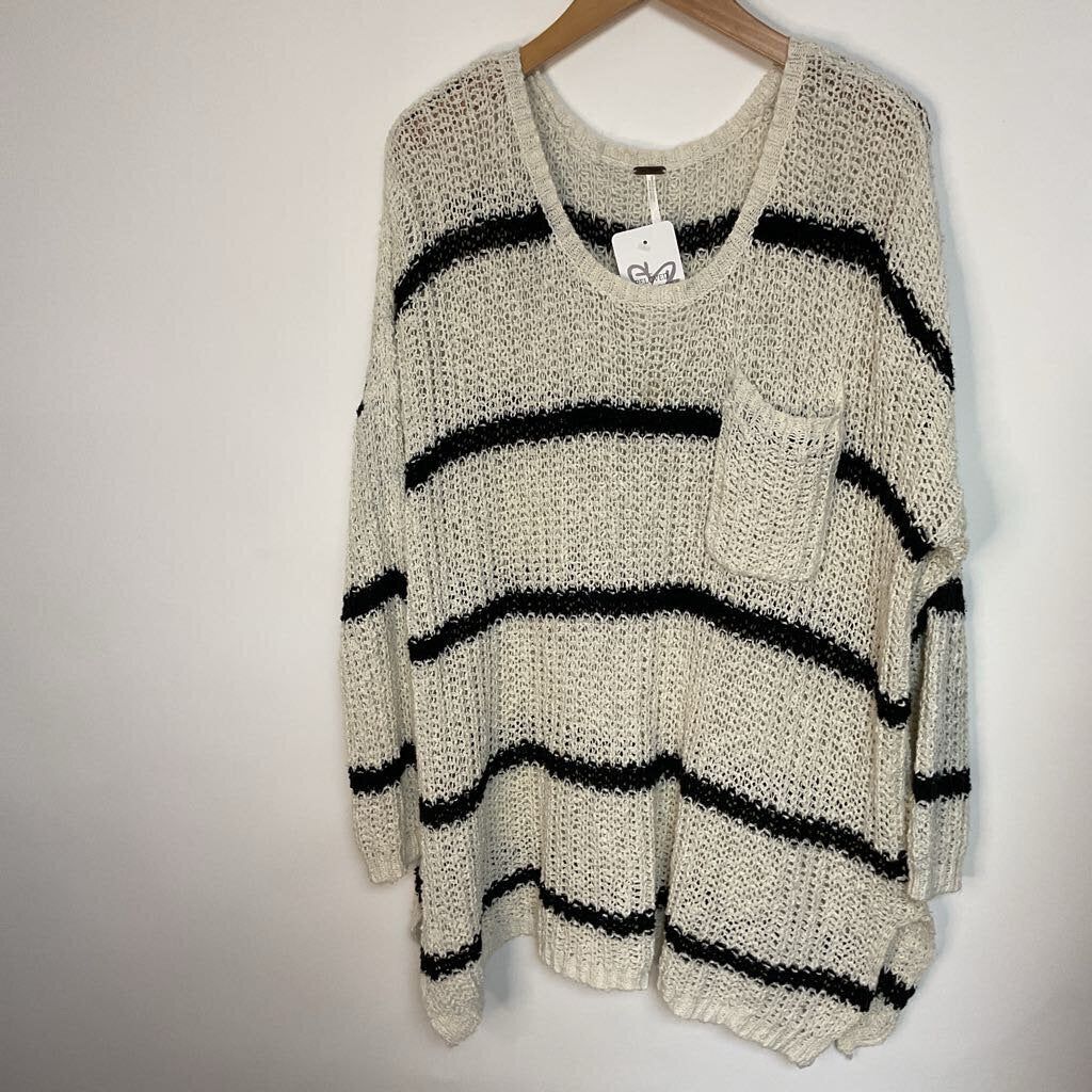 Free People - M - Black & White loose knit sweater with pocket