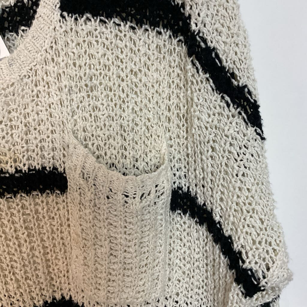 Free People - M - Black & White loose knit sweater with pocket