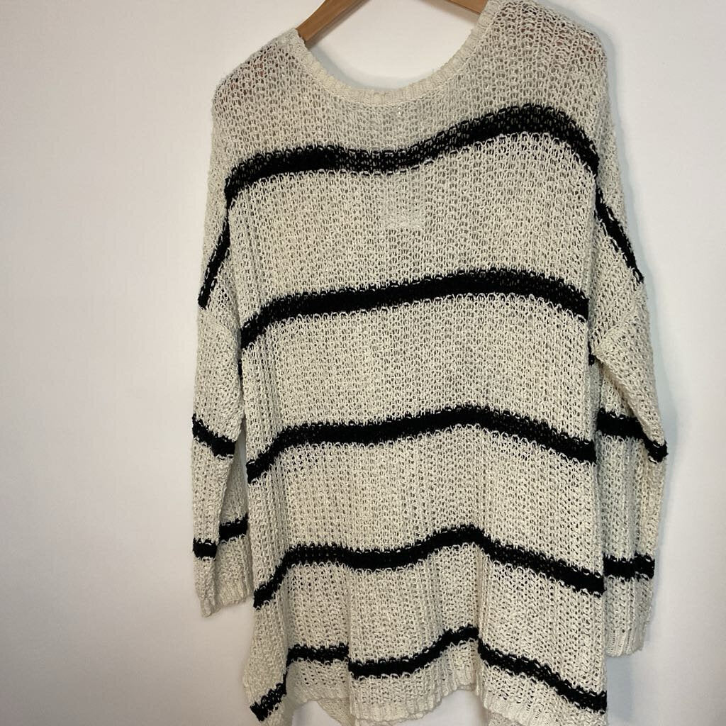 Free People - M - Black & White loose knit sweater with pocket