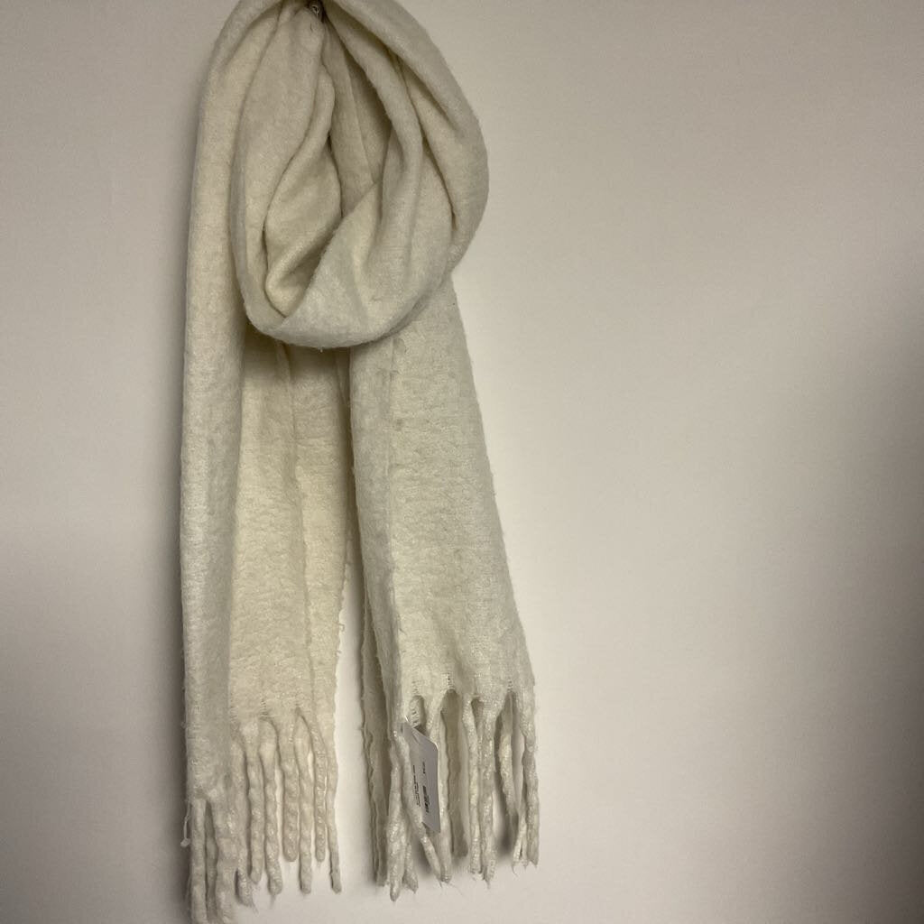 No Brand - white fuzzy fringe scarf
