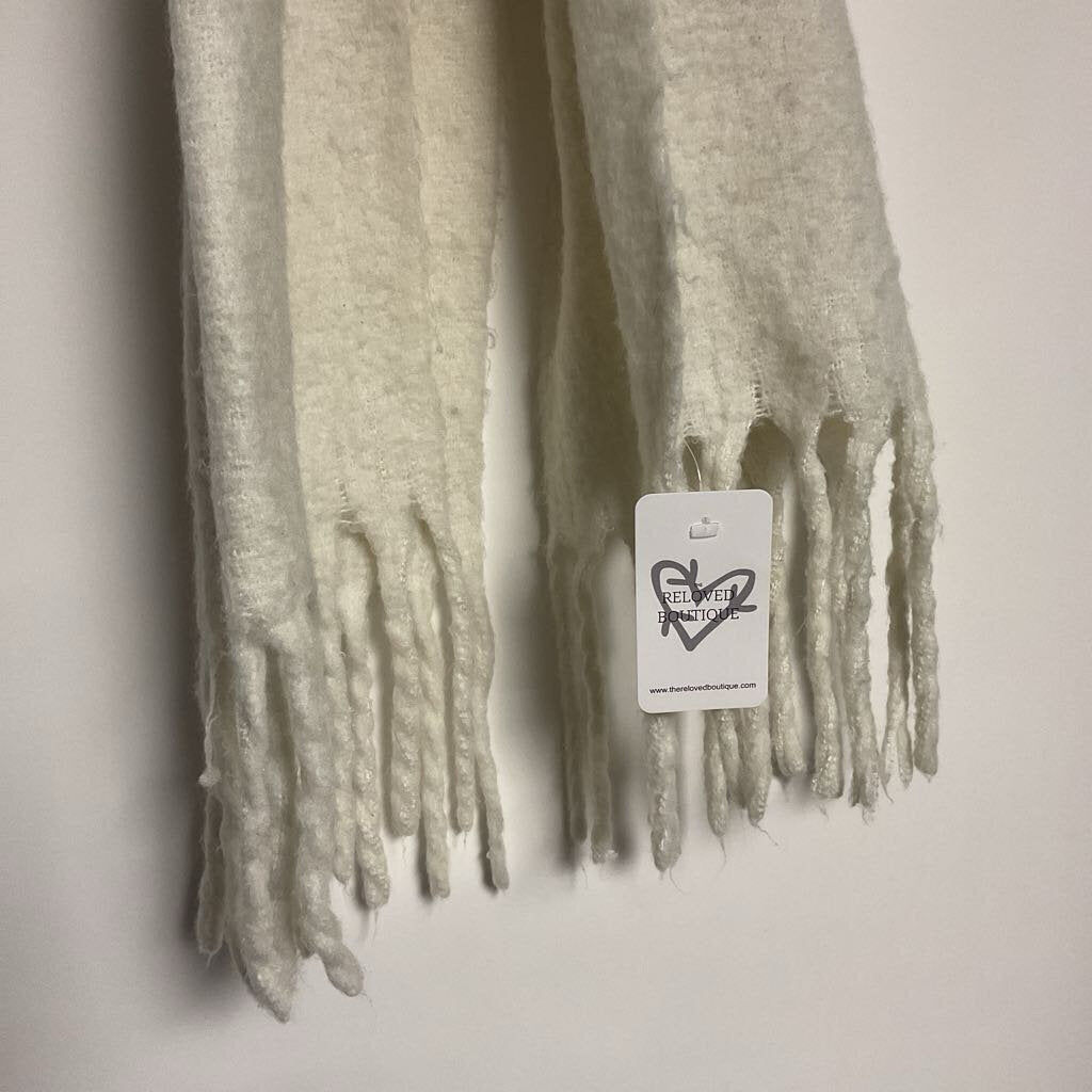 No Brand - white fuzzy fringe scarf