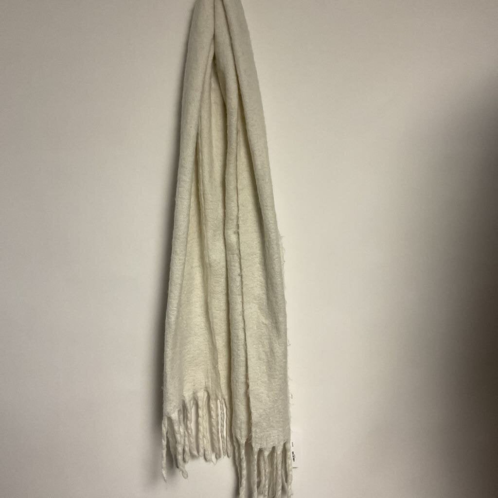 No Brand - white fuzzy fringe scarf