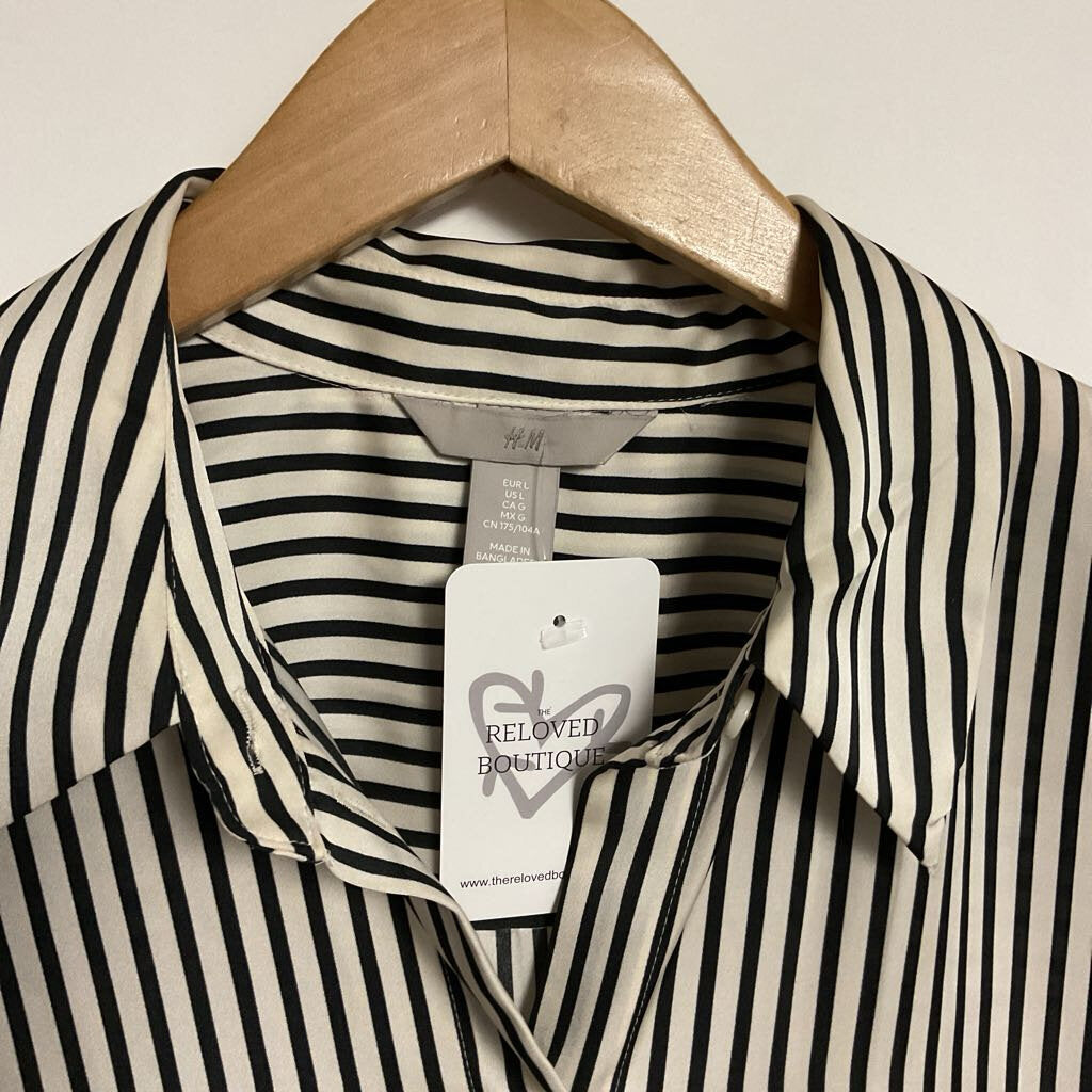 H&M - L- white black striped button front shirt