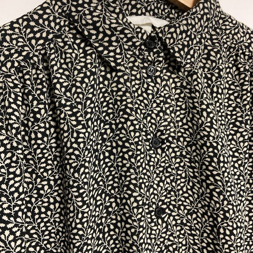 Sz 8 black white long sleeve button front