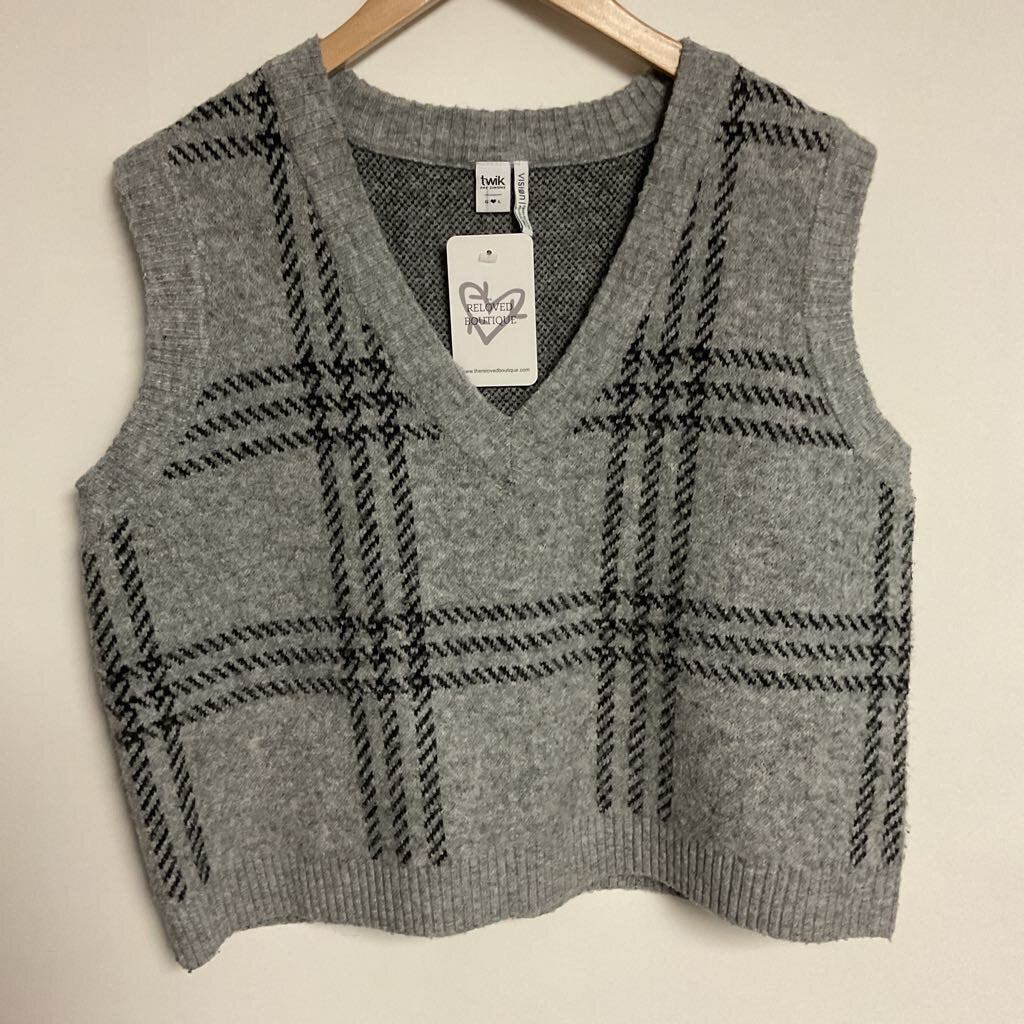 L- grey black knit vest
