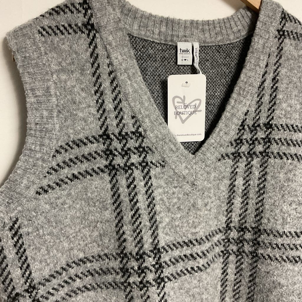 L- grey black knit vest