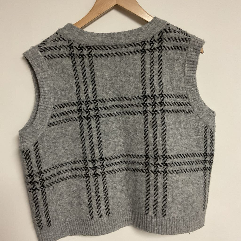 L- grey black knit vest