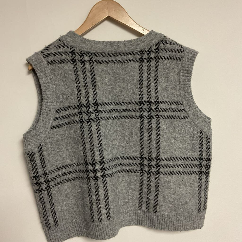 L- grey black knit vest