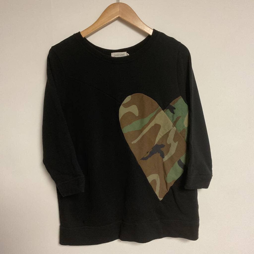 Preloved - M - Black camo heart sweatshirt