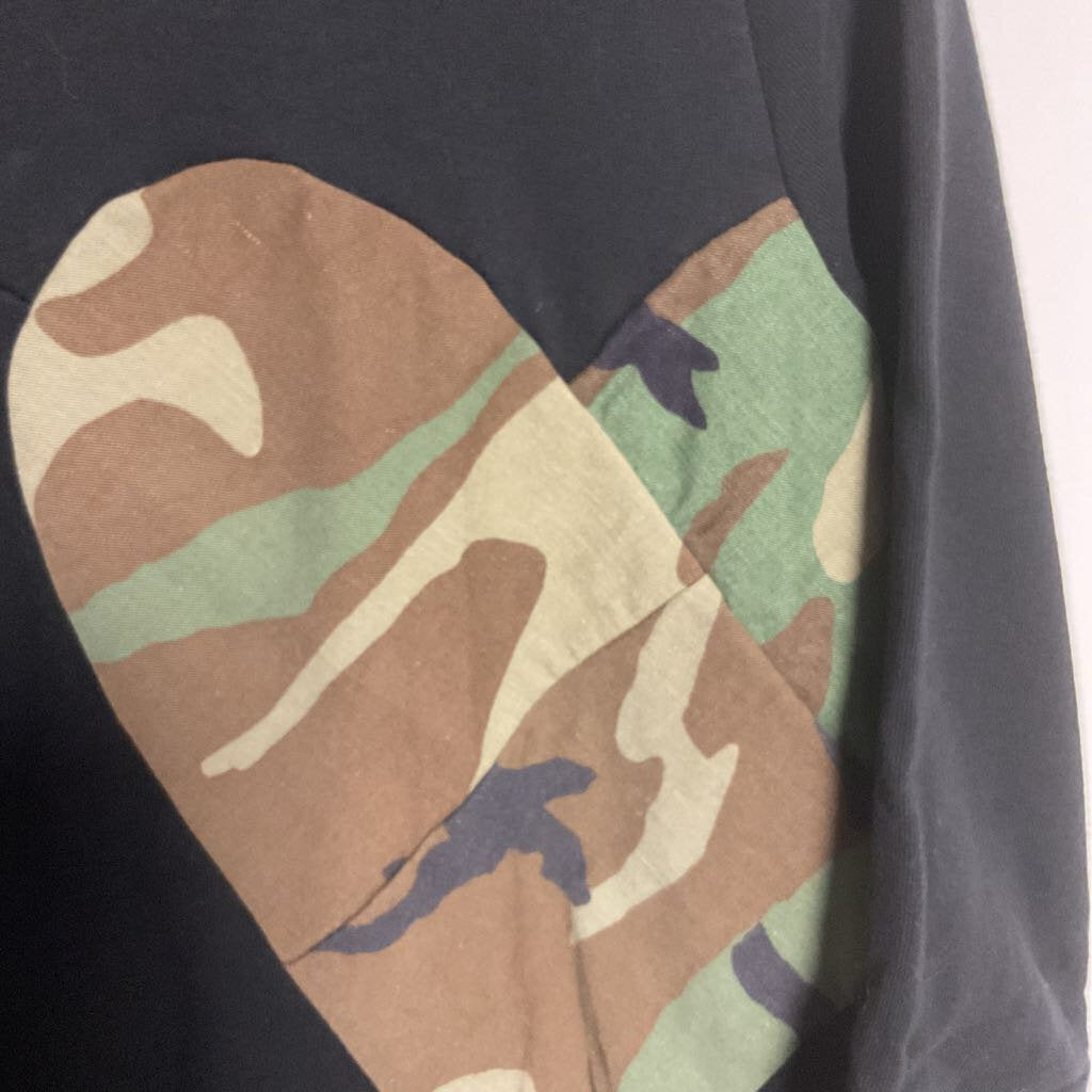 Preloved - M - Black camo heart sweatshirt