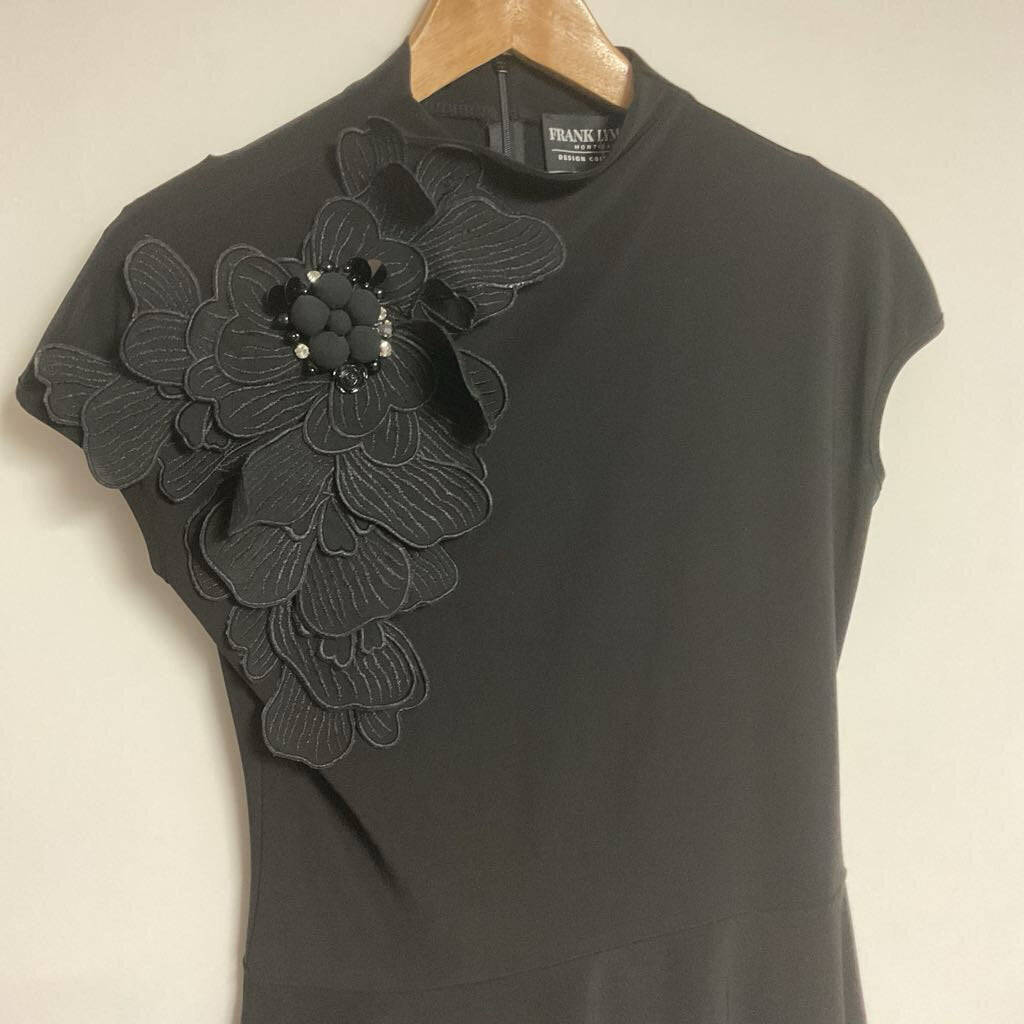 Sz 2 black sleeveless floral shoulder