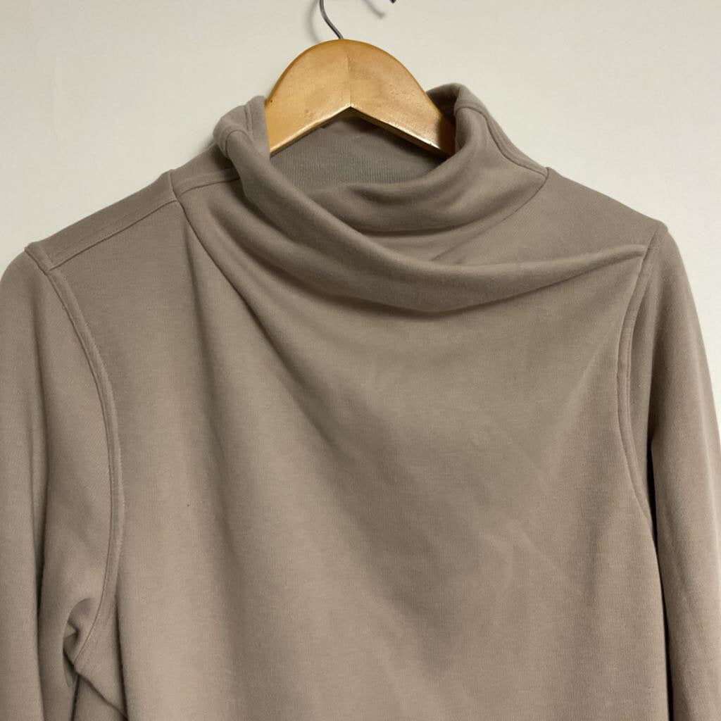 M - tan long sleeve sweatshirt