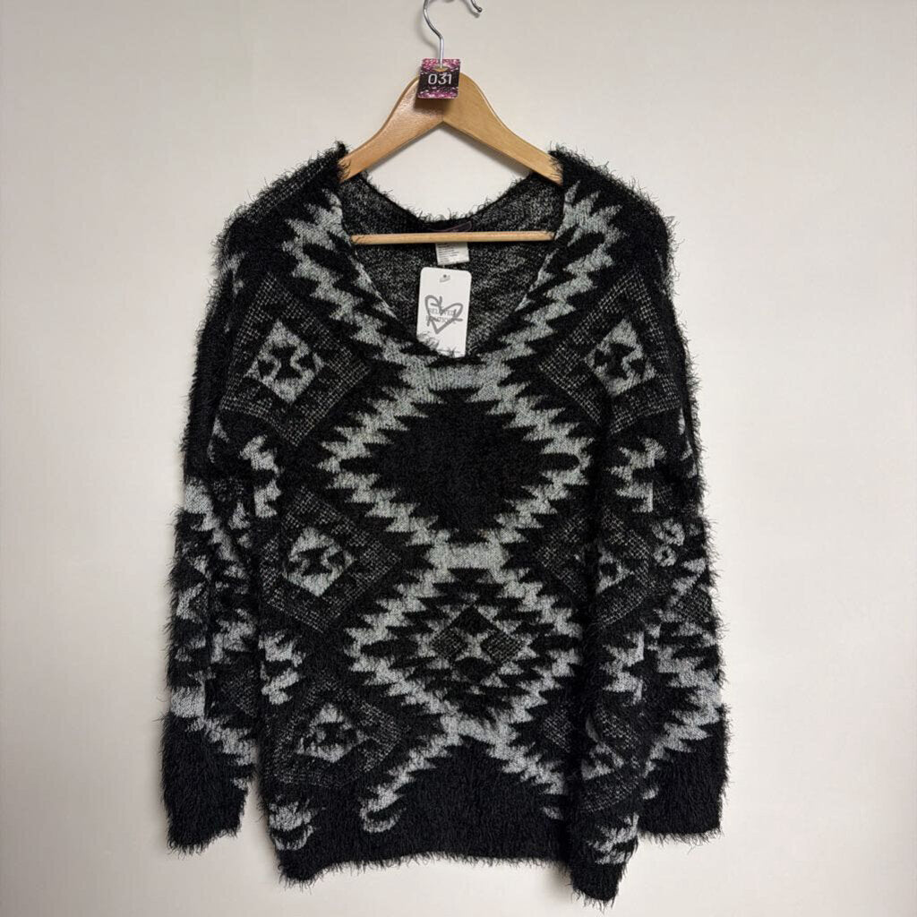031 Guilty - M - black white pattern sweater