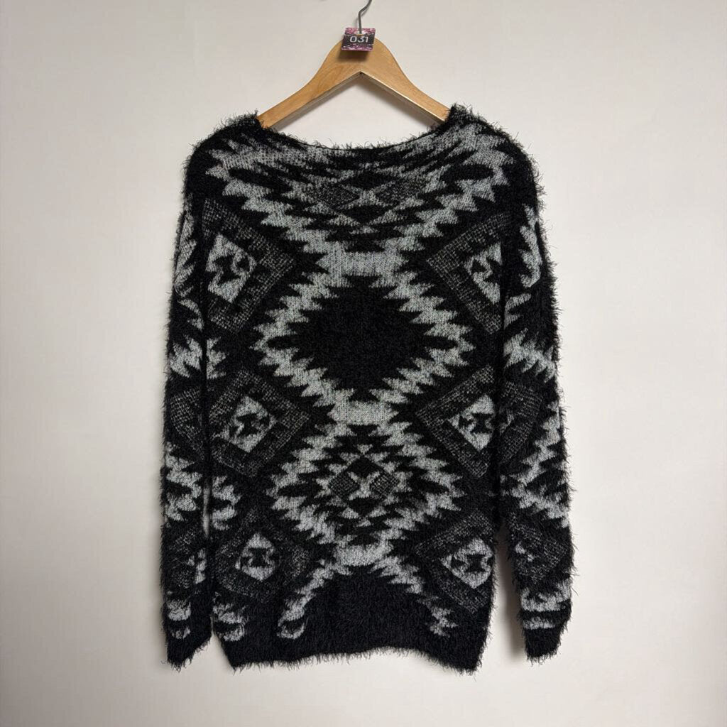 031 Guilty - M - black white pattern sweater