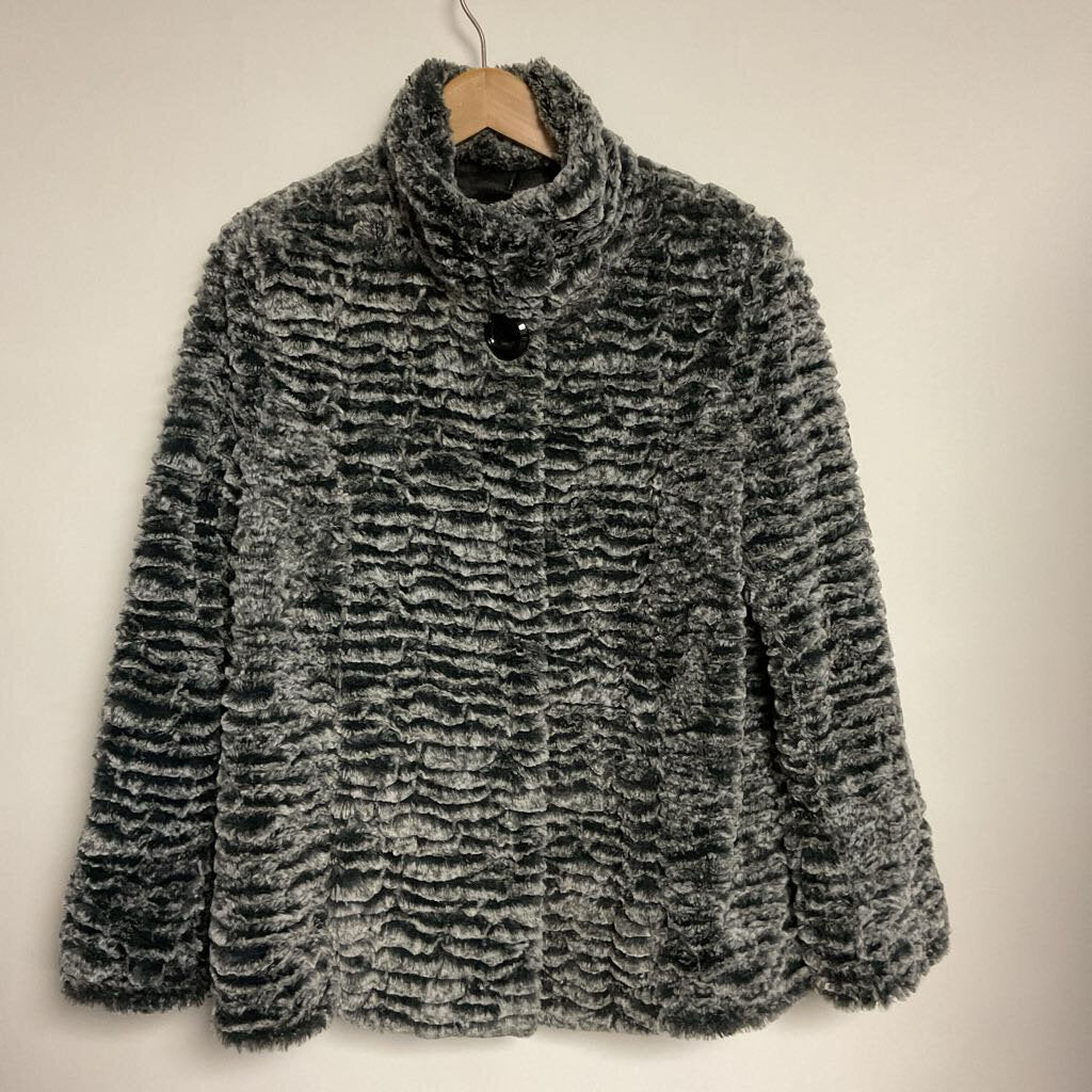 Novelti - S - Grey ripple texture faux fur with single button