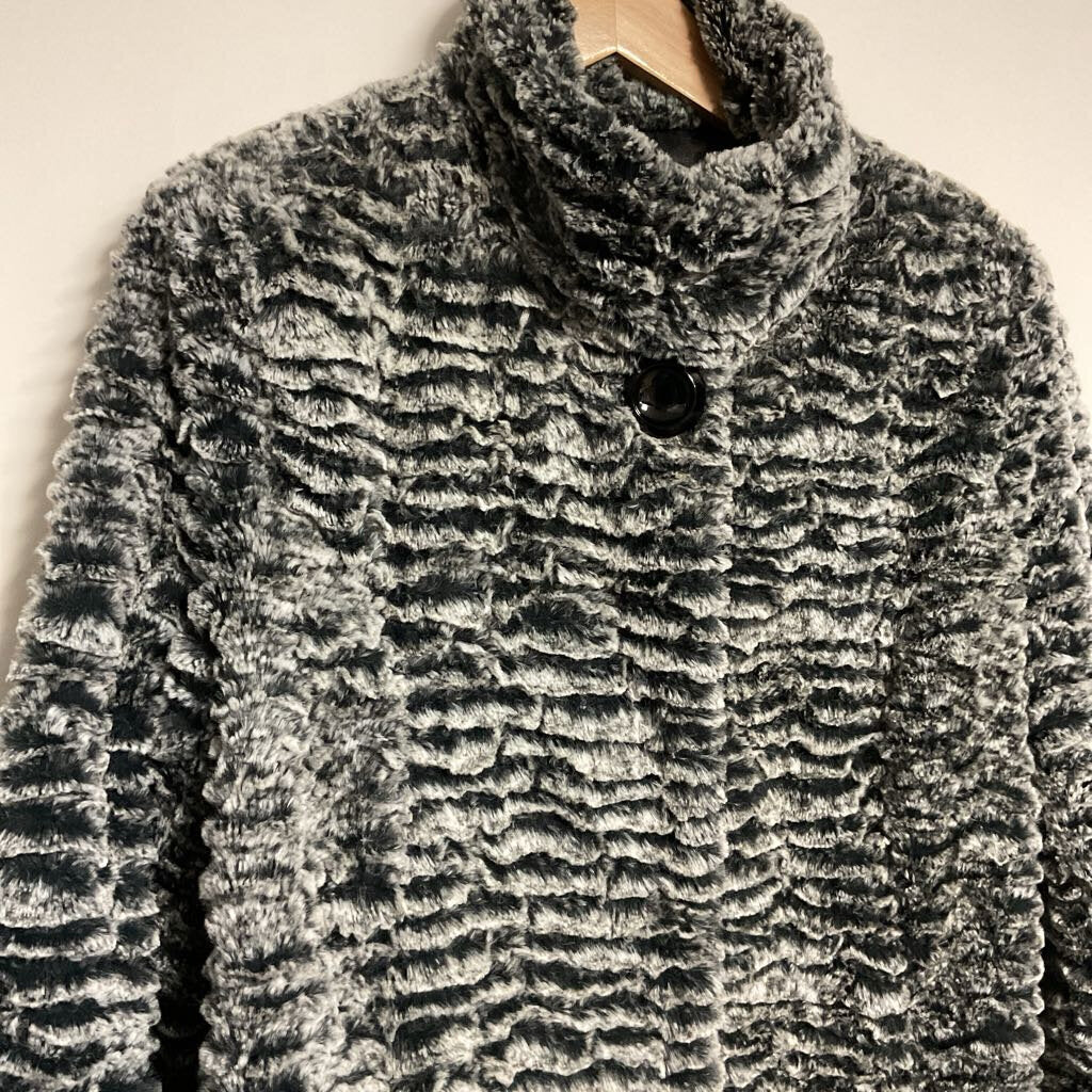 Novelti - S - Grey ripple texture faux fur with single button